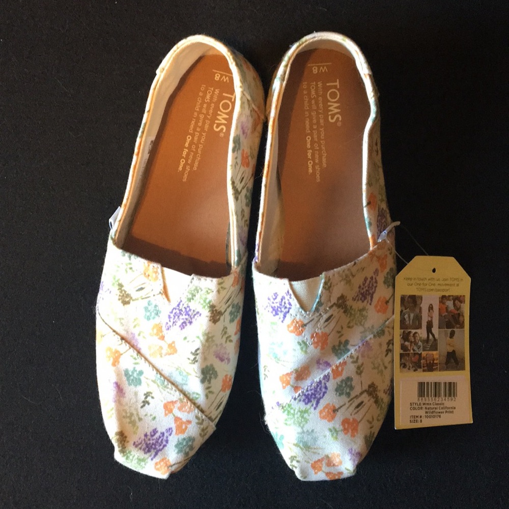 NWT super cute floral TOMS